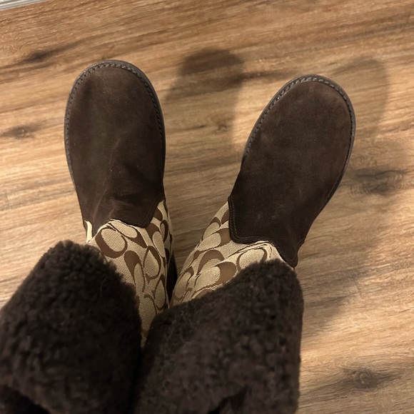 Coach signature logo suede and fleece brown boots (Kelly). Size 6 - Picture 6 of 8